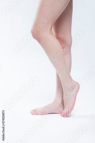 女性の足