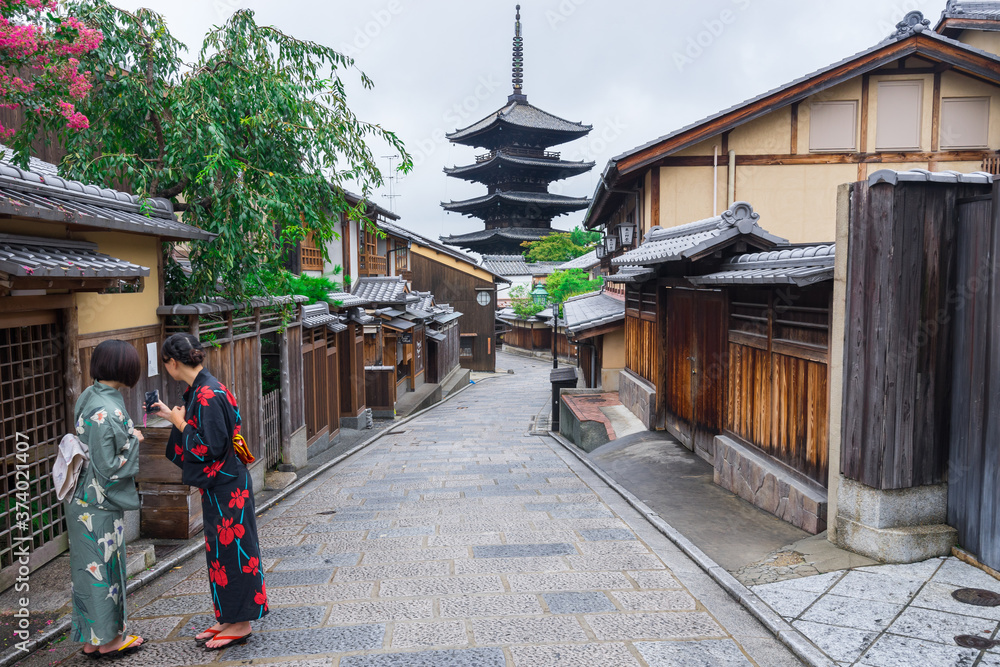 Naklejka premium Yasaka Pagoda in Higashiyama District, Kyoto, Japan