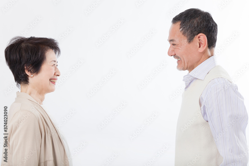 見つめ合うシニア夫婦 見つめ合うシニア夫婦