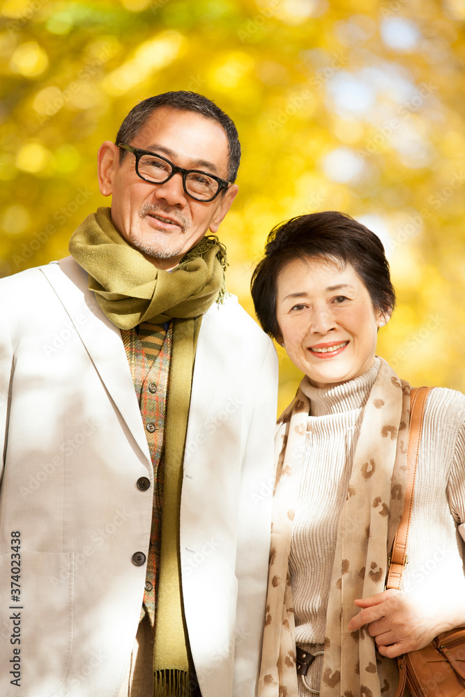 紅葉を眺めるシニア夫婦