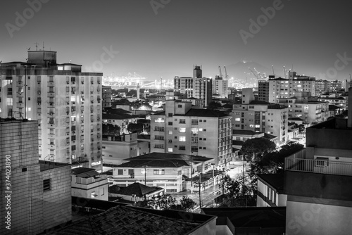 cidade noturna em preto e branco