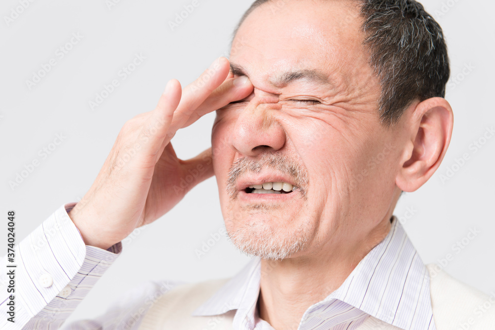 Fototapeta premium 頭痛のシニア男性