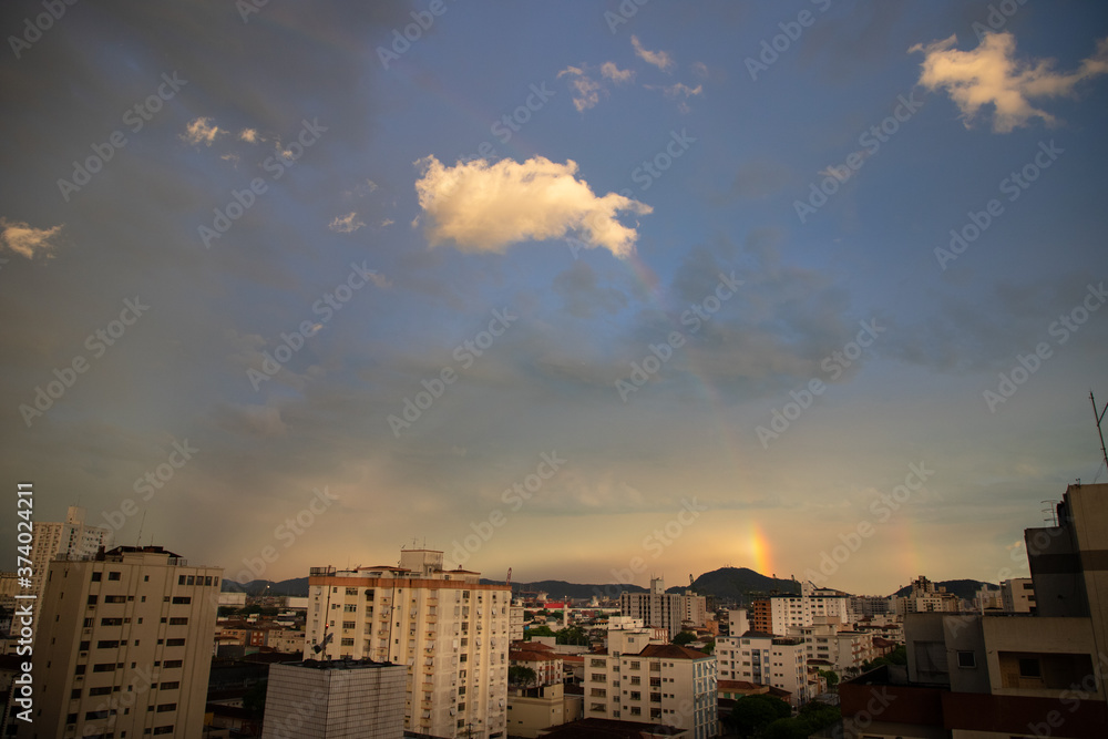 paisagem urbana com arco-íris paisagem urbana com arco-íris