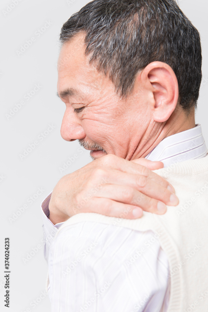 Fototapeta premium 肩こりのシニア男性
