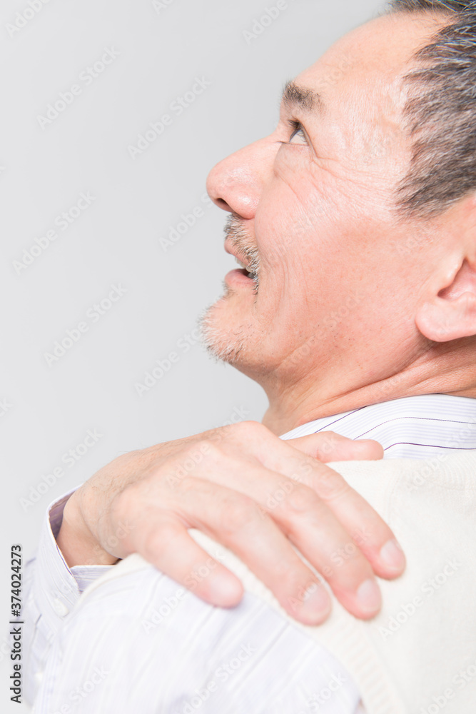 Obraz premium 肩こりのシニア男性