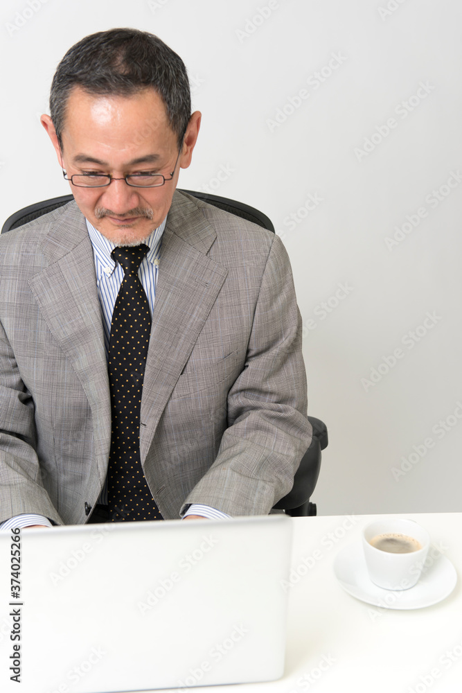 デスクワークをする男性社長