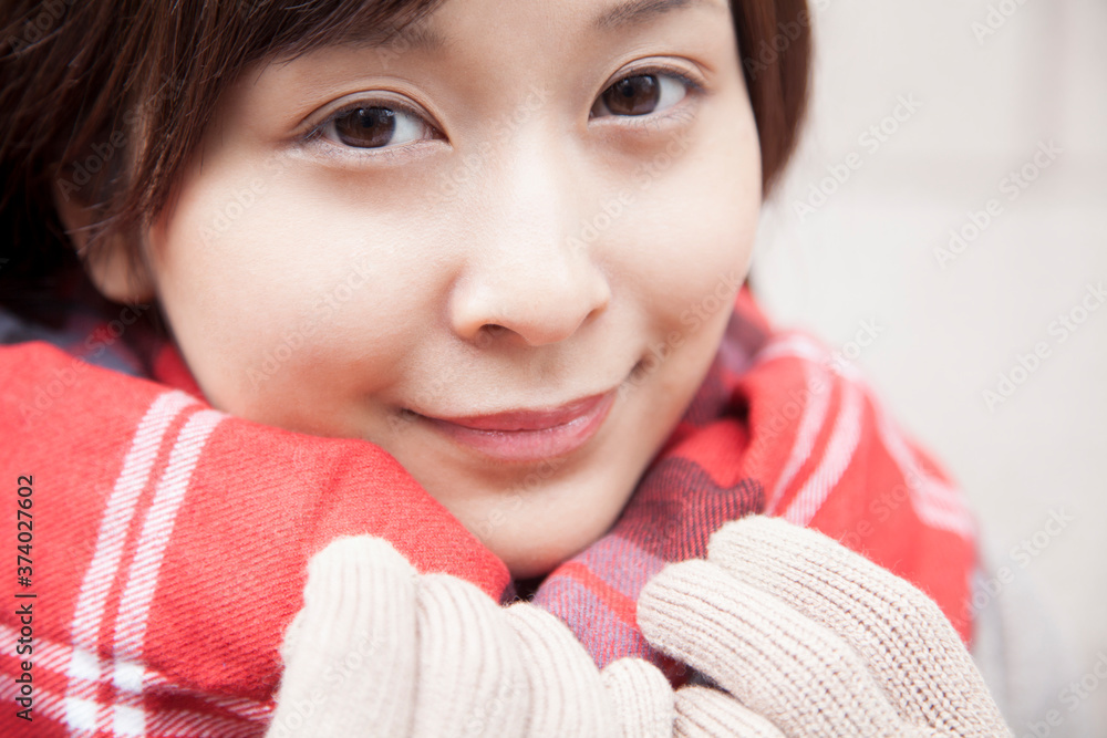 マフラーを巻く女性