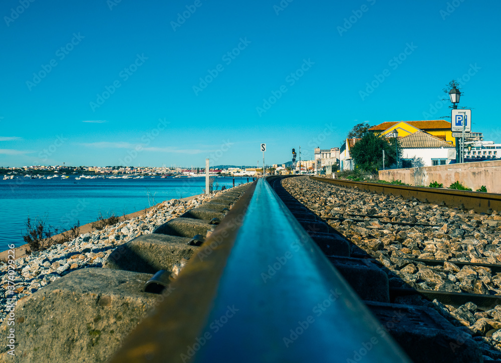Obraz premium Railroad of Faro next to the sea