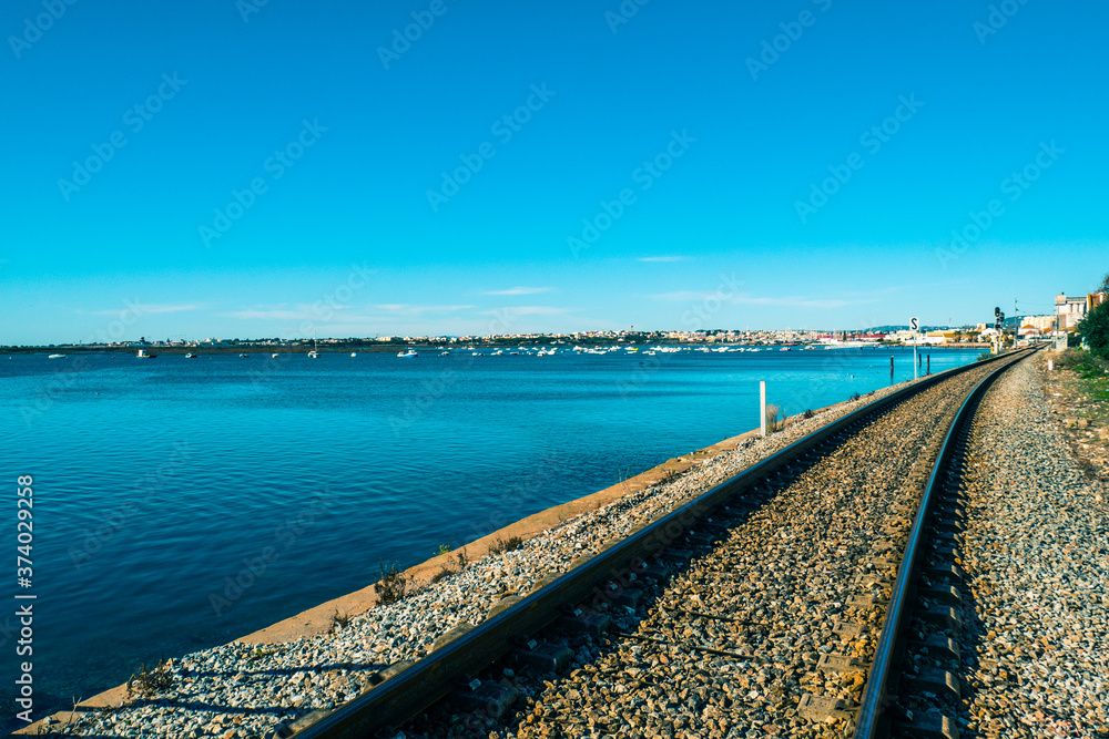 Obraz premium Railroad of Faro next to the sea