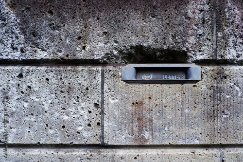 Mail box at Stone wall_ビンテージ石壁の郵便箱