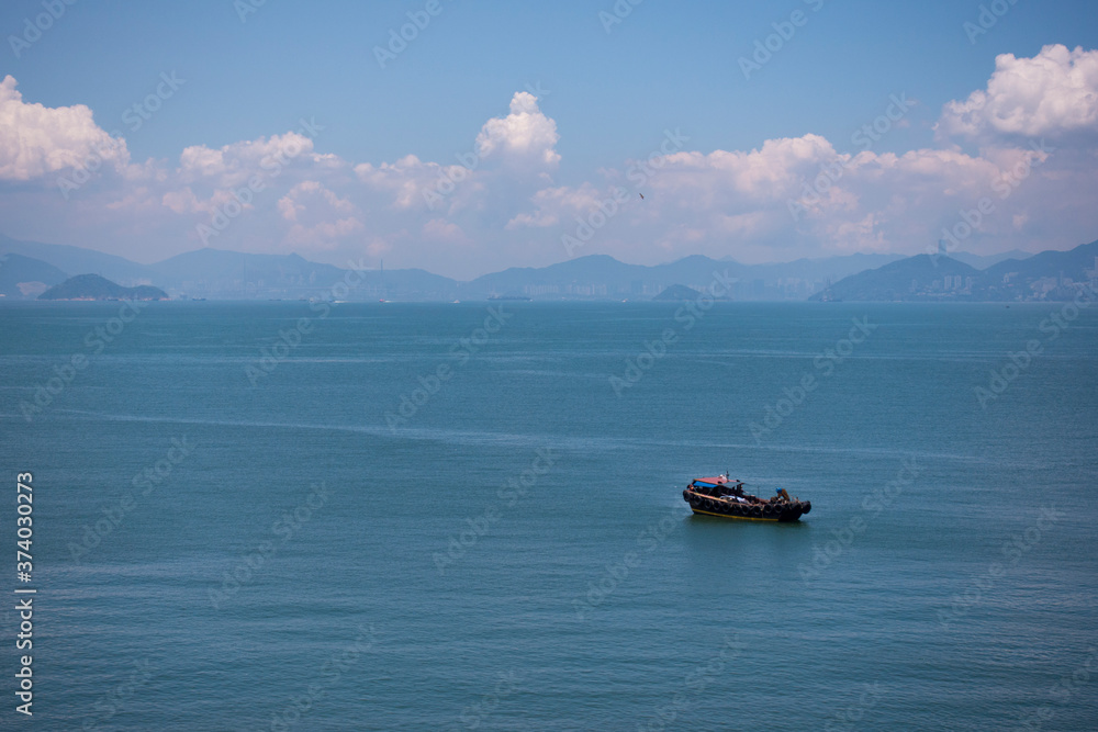 Naklejka premium Boat in Hong Kong