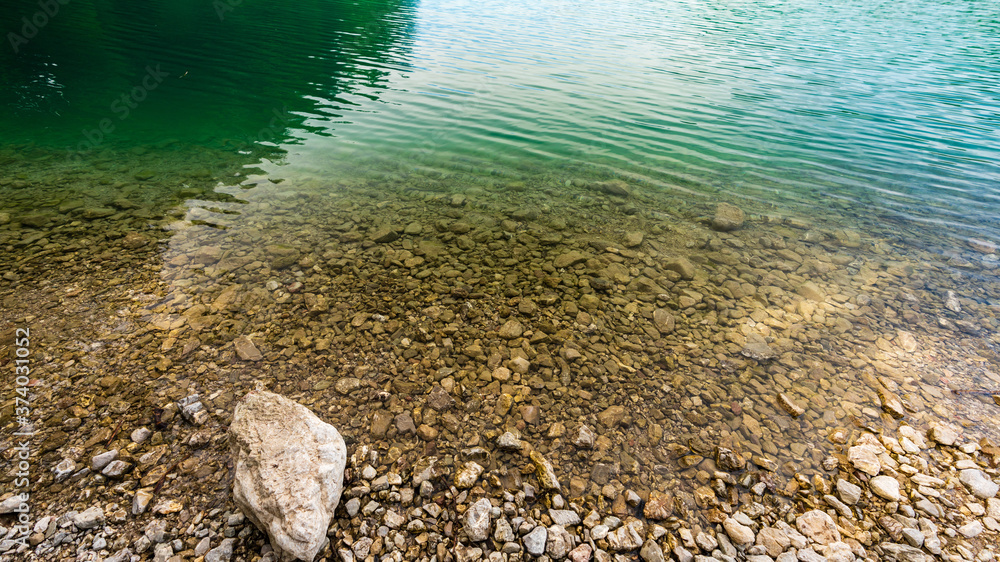glasklares Wasser im Fuschlsee in Salzburg glasklares Wasser im Fuschlsee in Salzburg