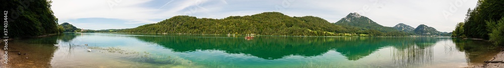 Fuschlsee mit wunderschönen türkisblauen Wasser Panorama