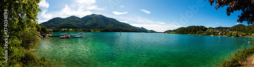 Fuschlsee mit wunderschönen türkisblauen Wasser Panorama © lexpixelart