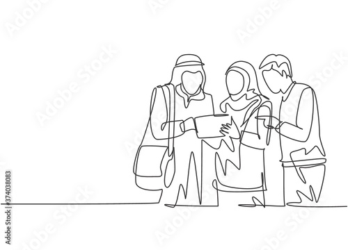 Single continuous line drawing of young male and female muslim worker discussing marketing strategy together. Arab middle east cloth shmagh, thawb, hijab robe. One line draw design vector illustration