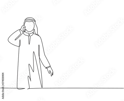 Single continuous line drawing of young male muslim businessman calling his business partner with smarphone. Arab middle east cloth shmagh, kandura, thawb. One line draw design vector illustration