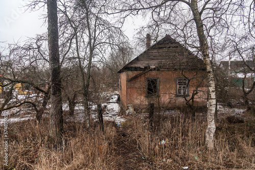 abandoned dilapidated village house in winter forest © Дэн Едрышов