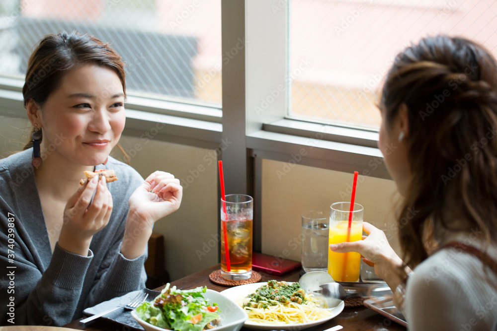 カフェで食事をする二人の女性 カフェで食事をする二人の女性