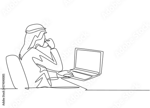 Single continuous line drawing of young muslim businessmen typing business proposal draft on laptop. Arab middle east cloth shmagh, kandura, thawb, robe. One line draw design illustration