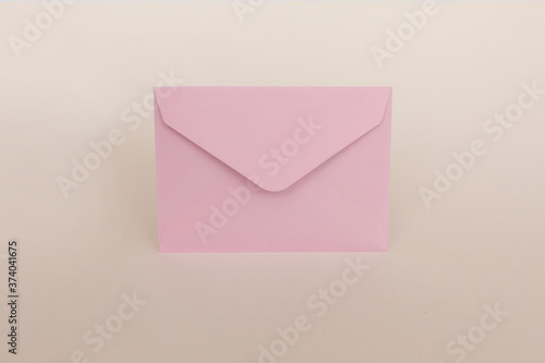 紙,ポストカード,気持ち,書く,送る,受け取る,デスク,ピンク,白,メッセージ,封筒