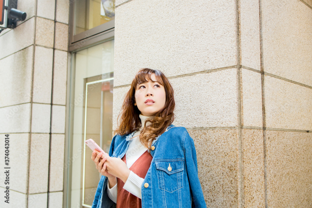 待ち合わせをする女性 待ち合わせをする女性