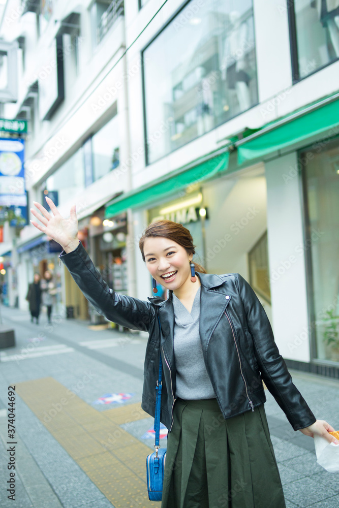 Fototapeta premium 手を振る女性