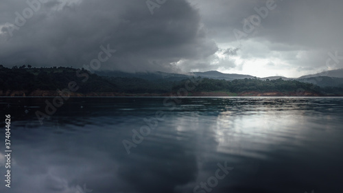 Lago con cielo nublado y nubes oscuras © Gilberto
