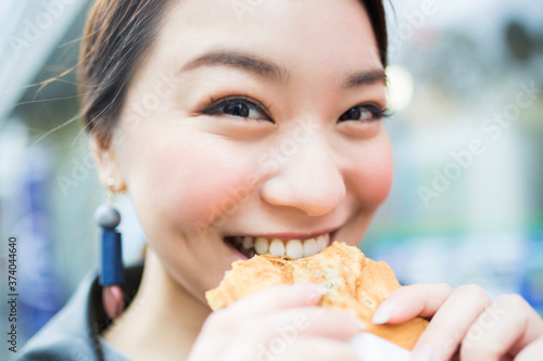 たい焼きを食べる女性 photo