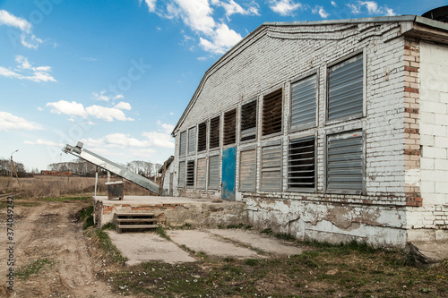 Old industrial chicken coop on a farm © Дэн Едрышов