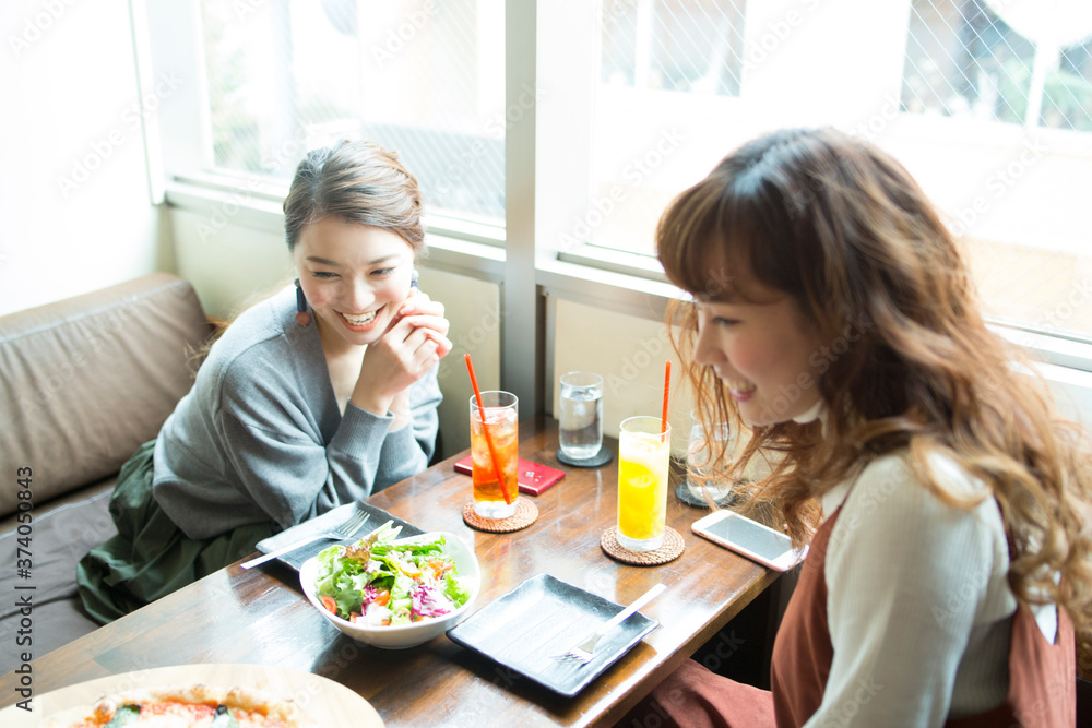 カフェで食事をする女性