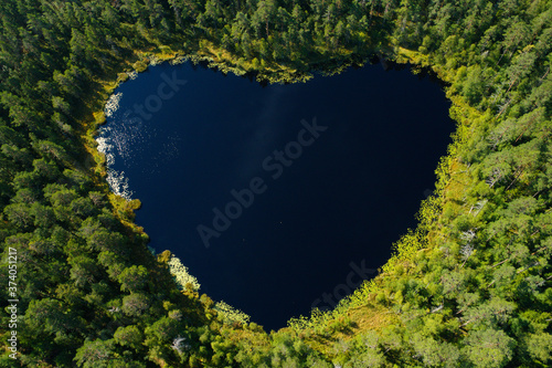 Fotografie, Obraz Heart-shaped tarn