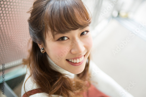 Free Download 笑顔の女性 - GFXLoad