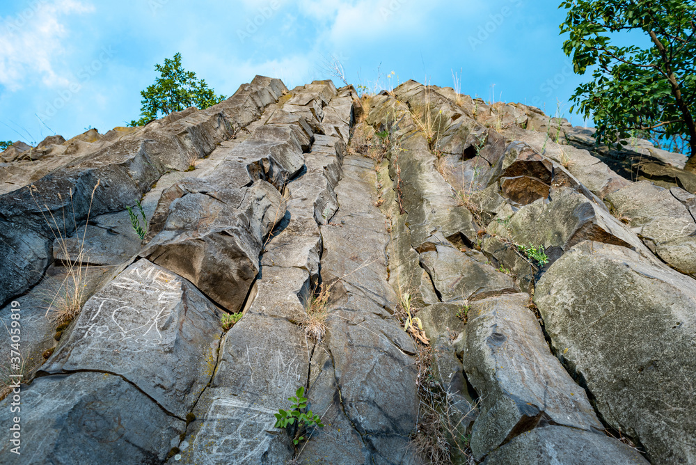 Sechseckige, aneinandergreihte Basaltsäulen mit Kritzeleien
