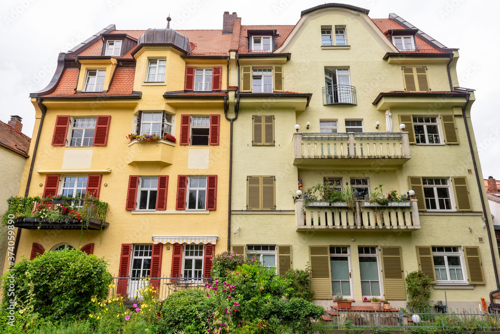 Fototapeta premium Die Rückseite eines alten Wohnhauses