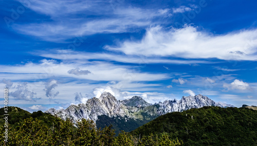 panorama delle montagne italiane con cielo blu e nuove