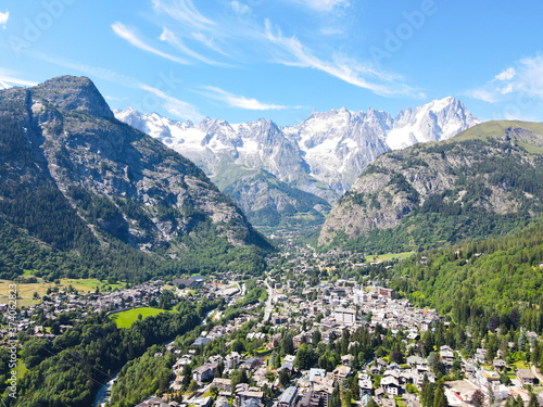 Courmayeur vista dal Drone - Val d'Aosta - Italia