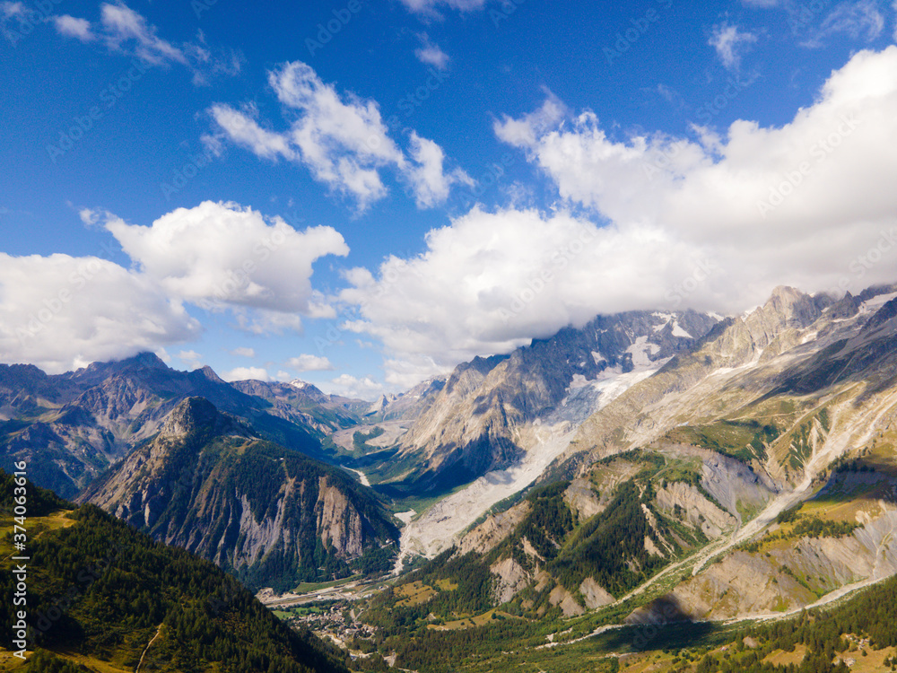 Courmayeur vista dal Drone - Val d'Aosta - Italia