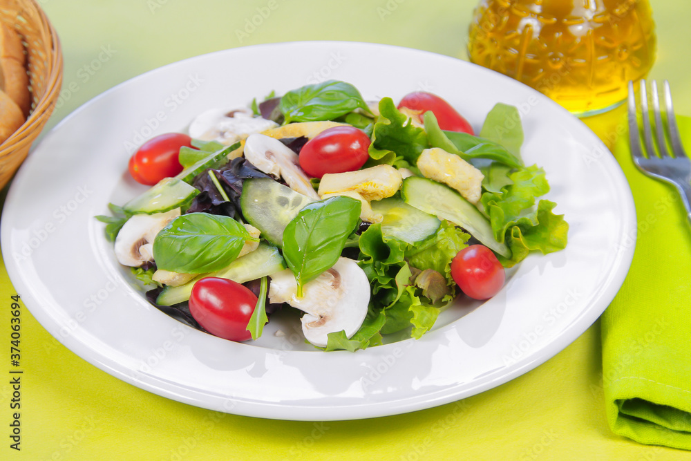salade composée, champignons, tomates, concombre et artichauts salade composée, champignons, tomates, concombre et artichauts