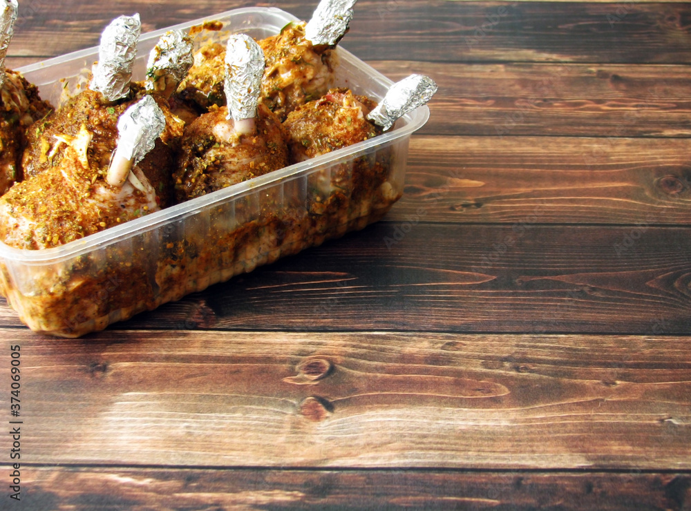 Naklejka premium Baked chicken legs