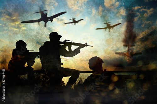 Fotografia Silhouettes of soldiers and planes in combat zone