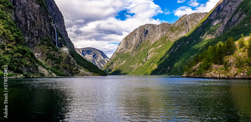 Ein Fjord mit hohen Bergen