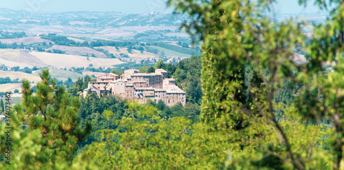 Panorama lungo il sentiero 141A a Serra San Quirico nelle Marche