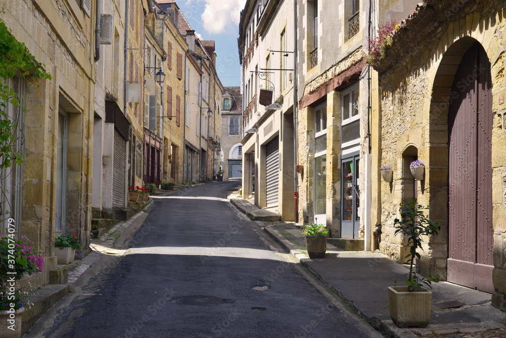 Rue Jean Jaurès à Excideuil (24160), Dordogne en Nouvelle-Aquitaine, France