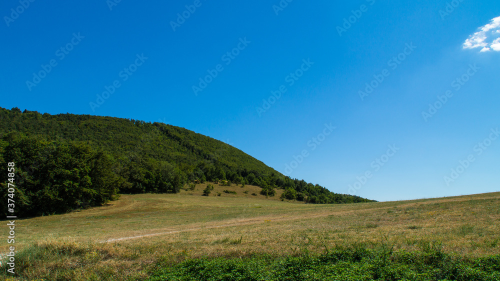 Panorama lungo il sentiero 141A a Serra San Quirico nelle Marche