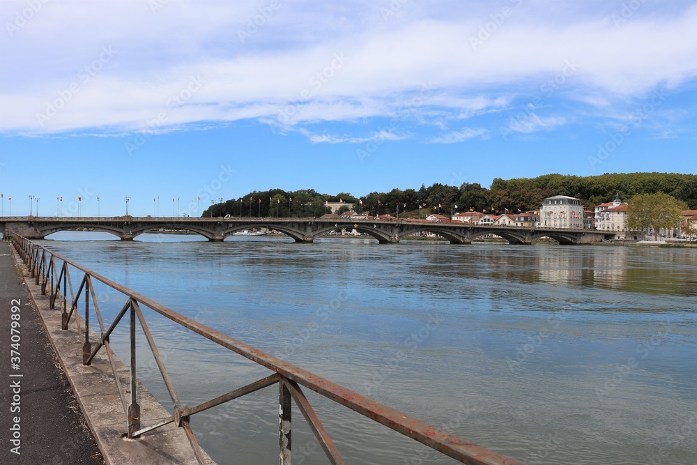 Le fleuve Adour dans la ville de Bayonne, ville de Bayonne, département des Pyrénées Atlantiques,  région Nouvelle Aquitaine, France