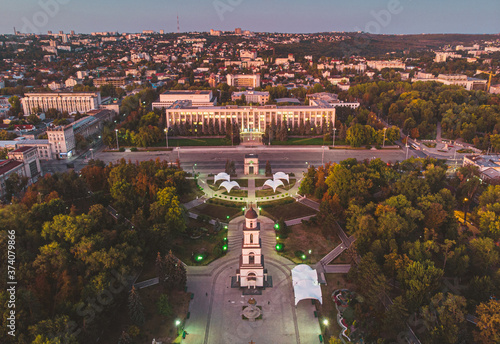 Obraz na płótnie Triumphal Arch and Government building in central Chisinau, Moldova, 2020. Aerial view w salonie