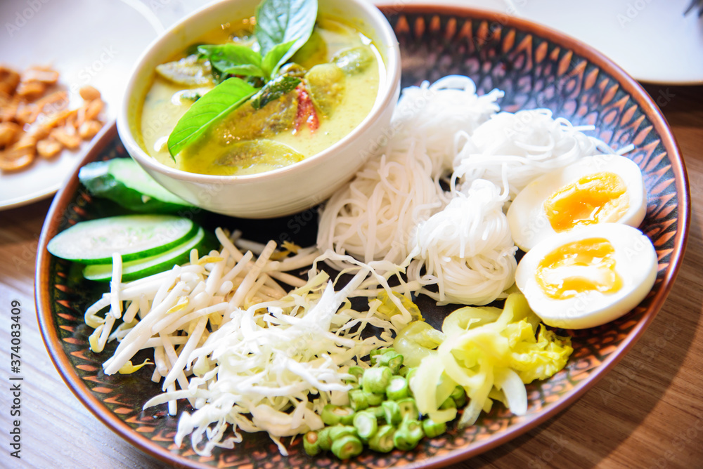 Rice noodles with Green curry Rice noodles with Green curry