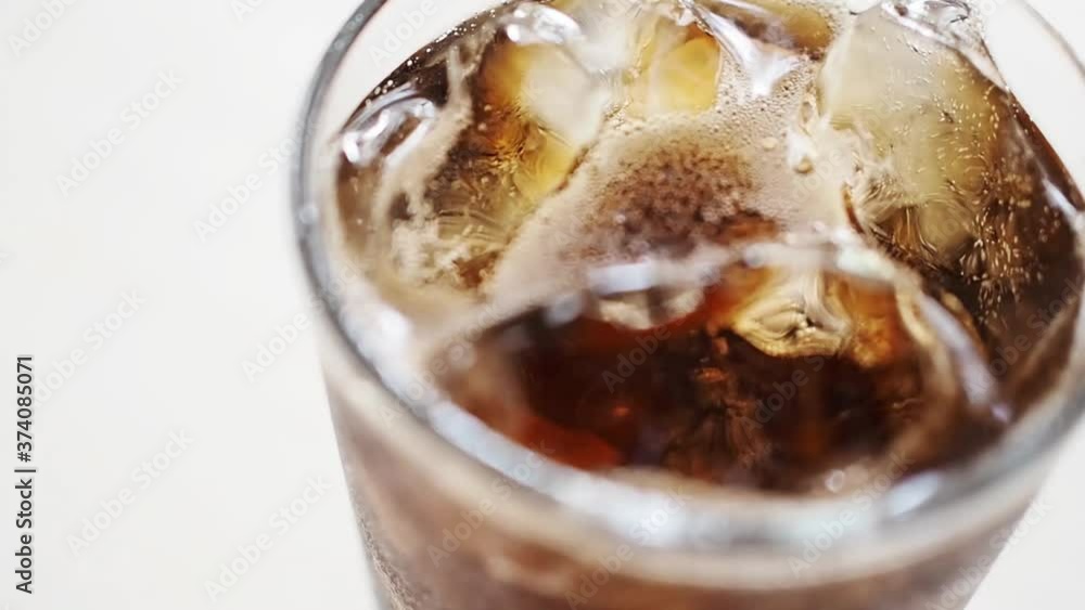 グラスにコーラを注ぐ グラスにコーラを注ぐ