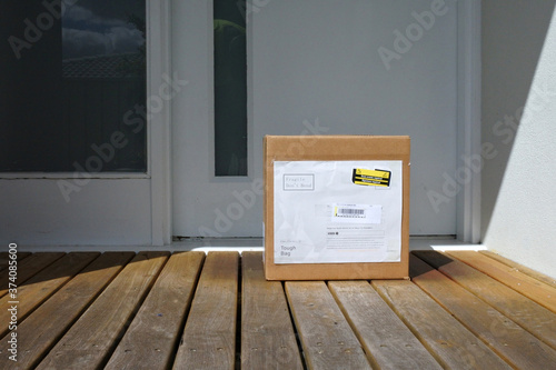 Obraz na plátně Package box on home front doo