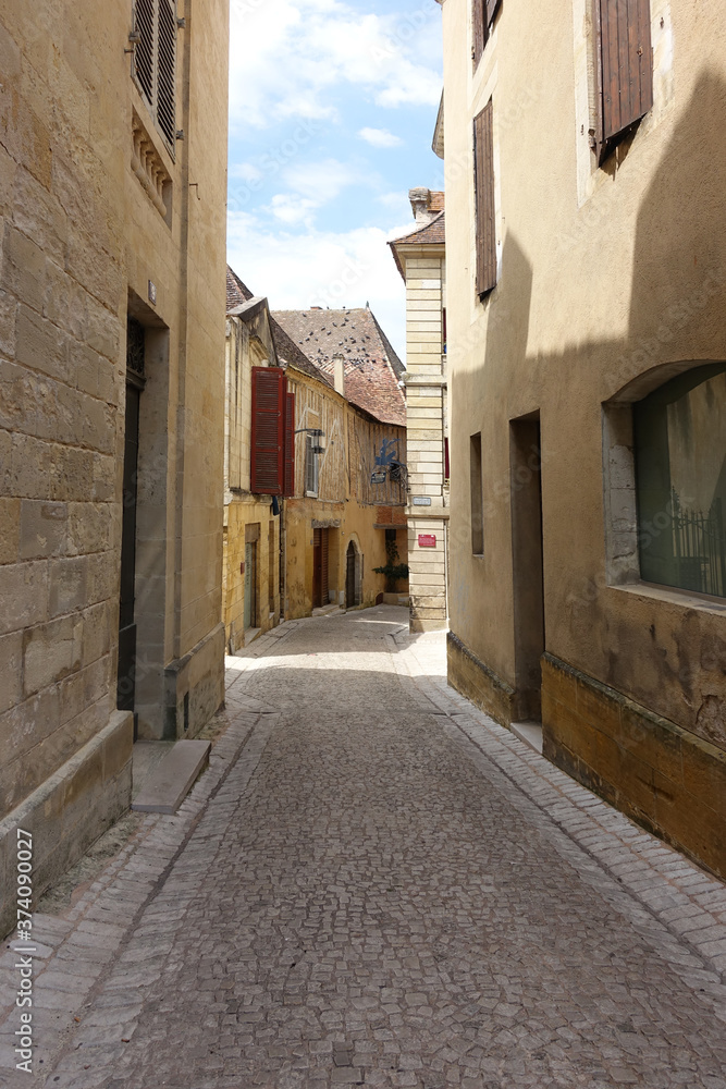 Narrow alley in Bergerac called Rue Gaudra